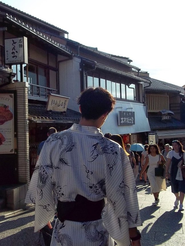 Steven Wang from behind, wearing a yukata on a street in Kyoto